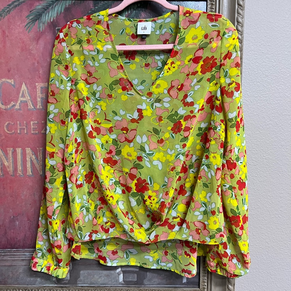 🌺 Cabi Floral V-Neck Women's Top - Yellow and Red